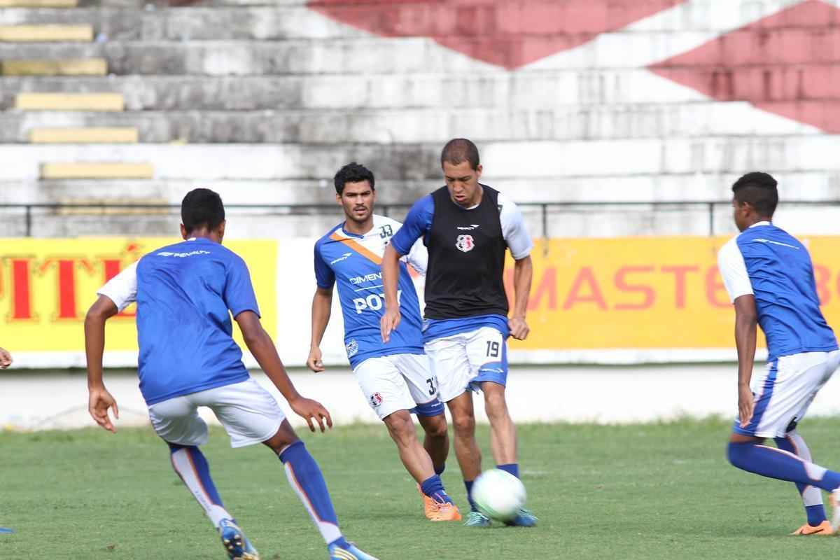 Srgio Guedes fez vrias mudanas no setor defensivo no treino desta quarta-feira (30/7)
