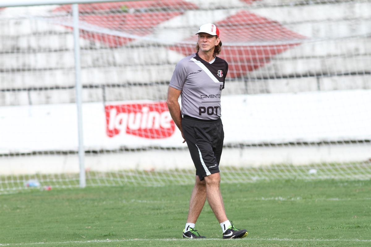 Srgio Guedes fez vrias mudanas no setor defensivo no treino desta quarta-feira (30/7)