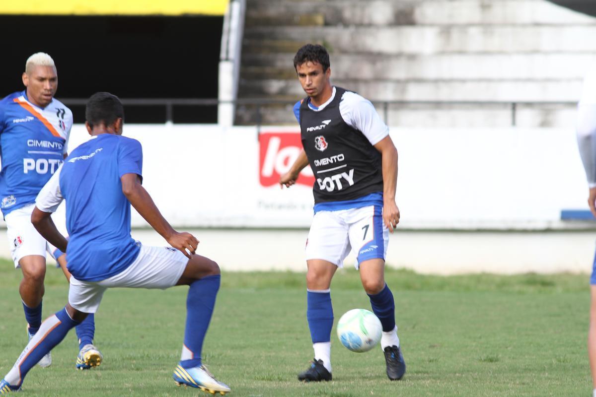 Srgio Guedes fez vrias mudanas no setor defensivo no treino desta quarta-feira (30/7)