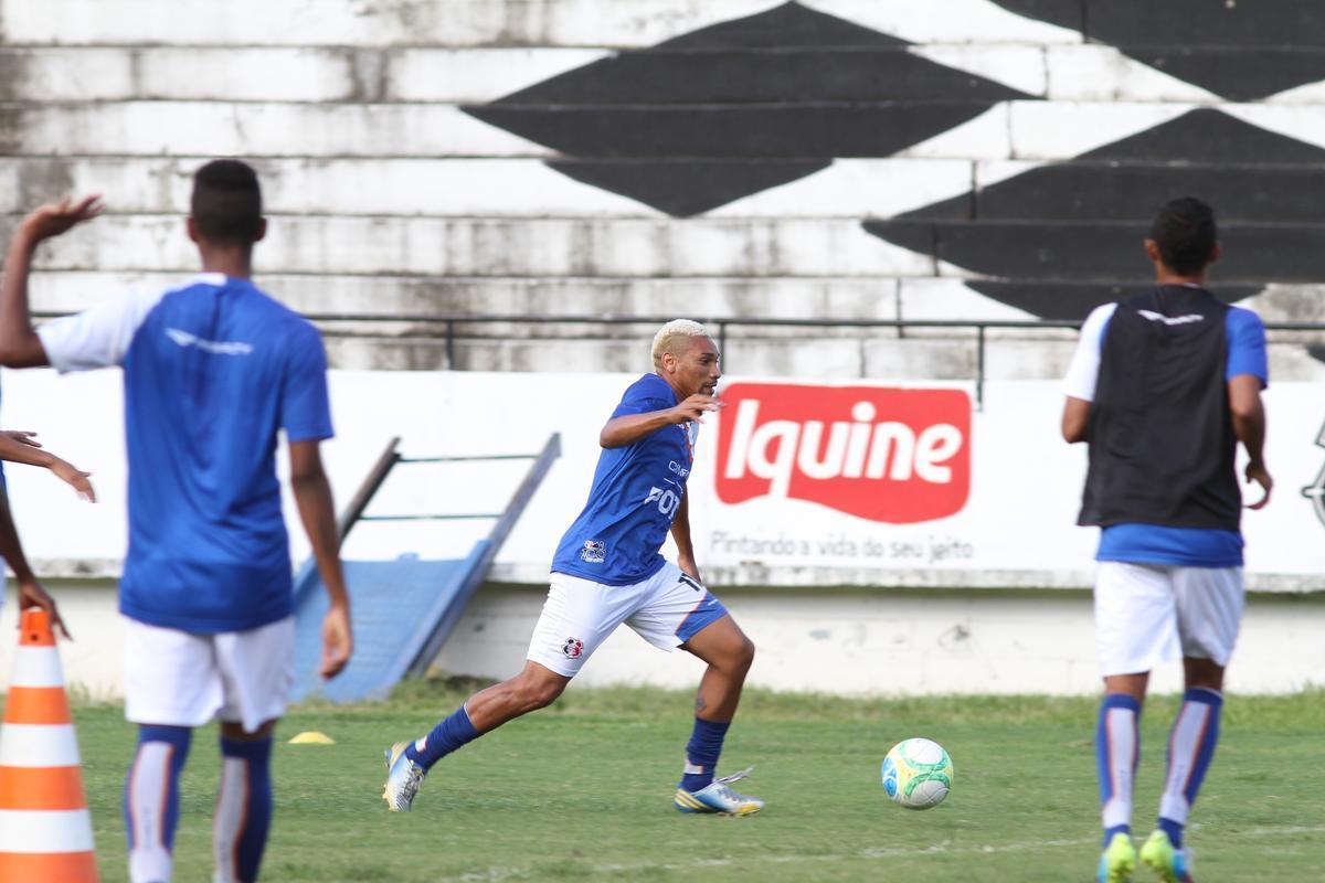 Srgio Guedes fez vrias mudanas no setor defensivo no treino desta quarta-feira (30/7)
