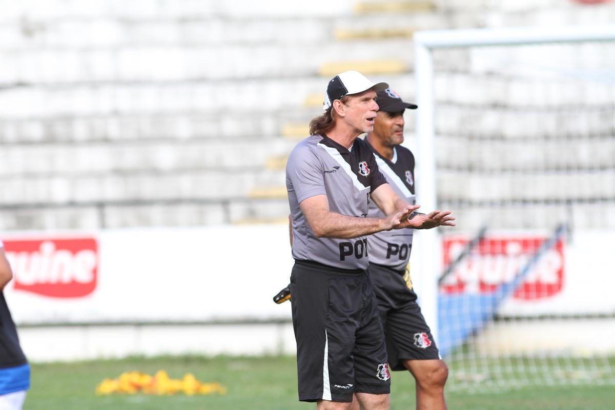 Srgio Guedes fez vrias mudanas no setor defensivo no treino desta quarta-feira (30/7)