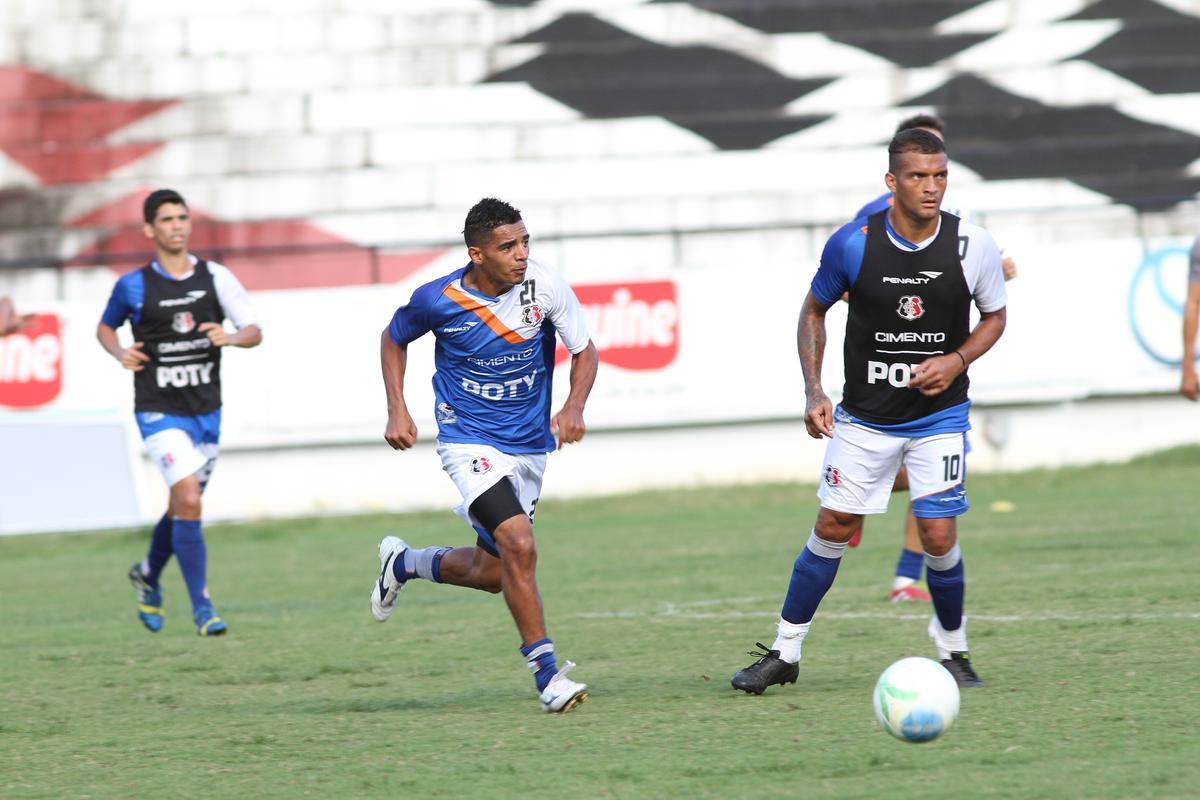 Srgio Guedes fez vrias mudanas no setor defensivo no treino desta quarta-feira (30/7)