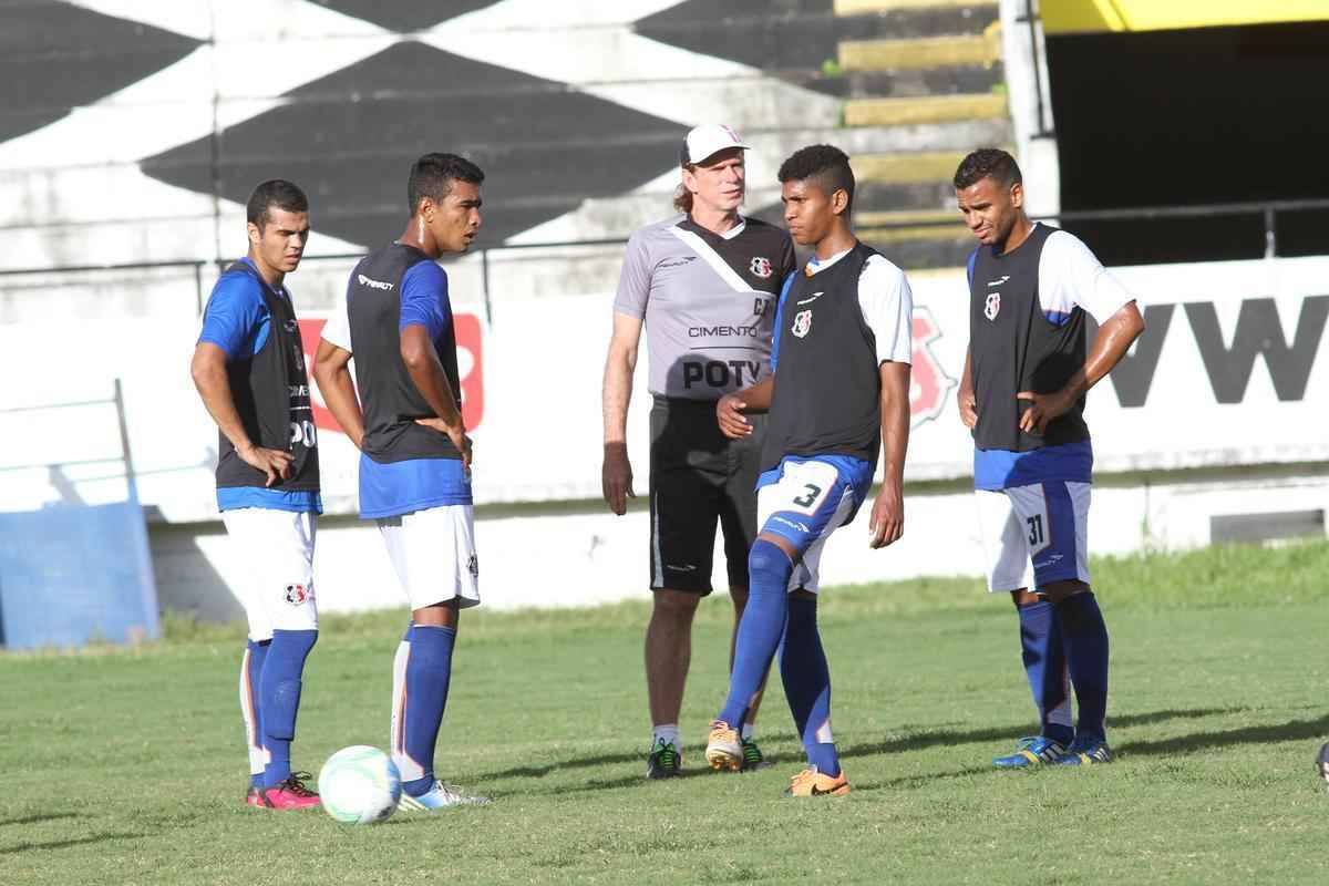 Srgio Guedes fez vrias mudanas no setor defensivo no treino desta quarta-feira (30/7)