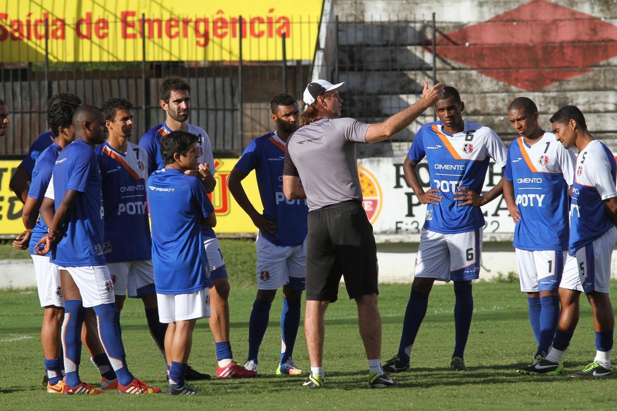 Srgio Guedes fez vrias mudanas no setor defensivo no treino desta quarta-feira (30/7)