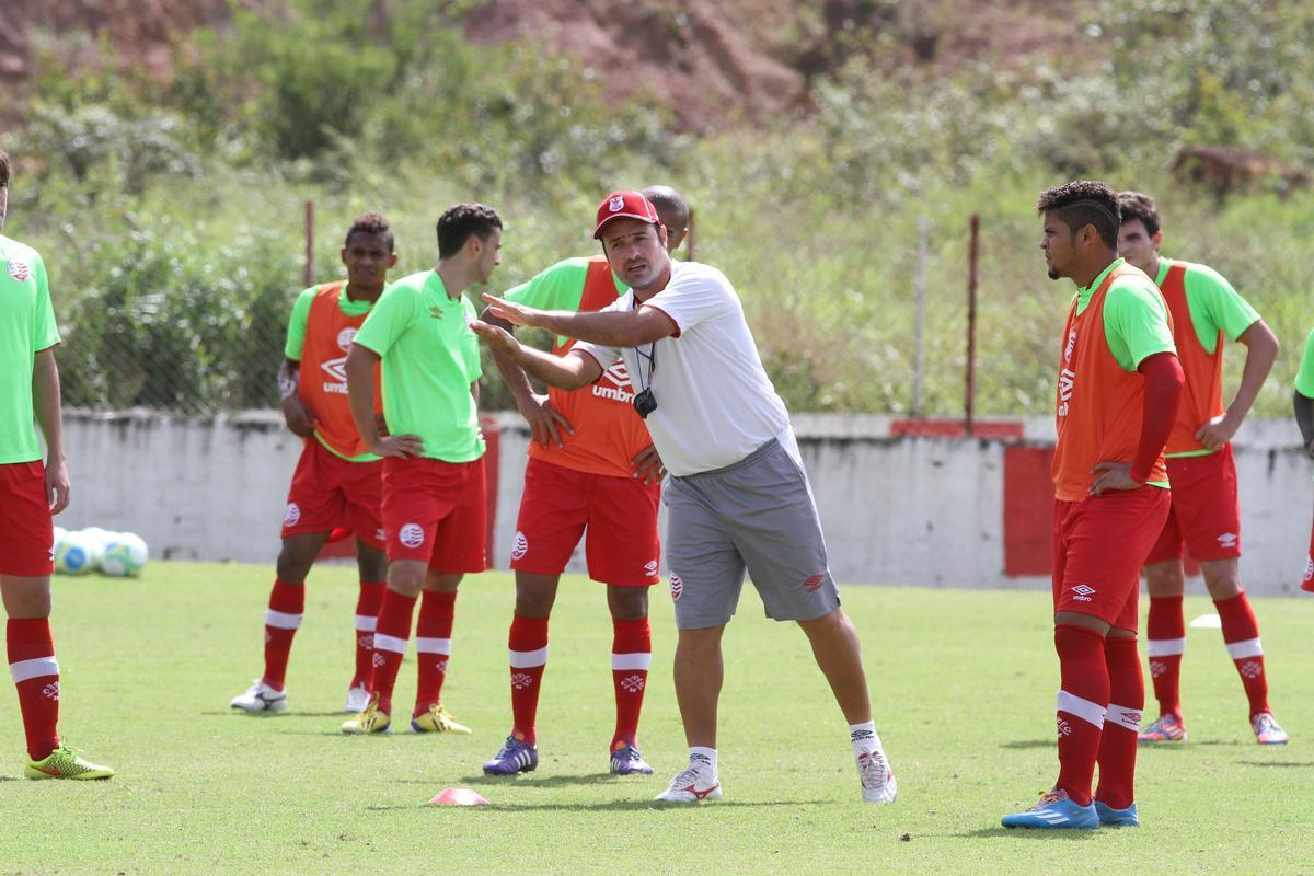 No CT Wilson Campos, Nutico treina para jogo contra o rival na Srie B do Campeonato Brasileiro
