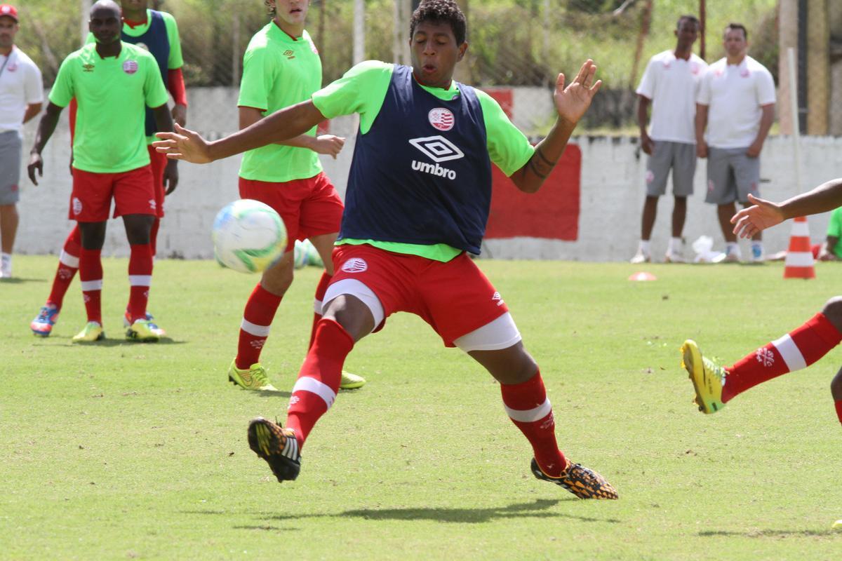 No CT Wilson Campos, Nutico treina para jogo contra o rival na Srie B do Campeonato Brasileiro