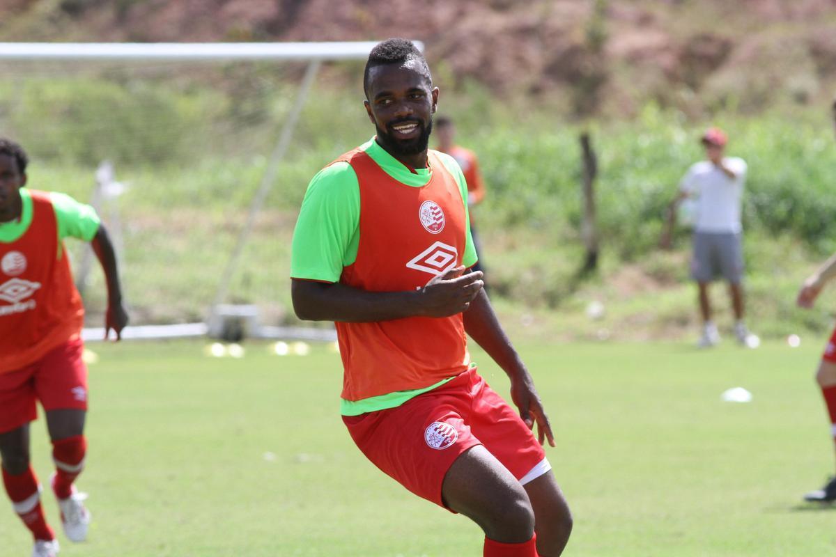 No CT Wilson Campos, Nutico treina para jogo contra o rival na Srie B do Campeonato Brasileiro