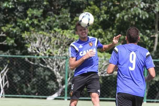 Eduardo Baptista comanda treino no CT de Paratibe