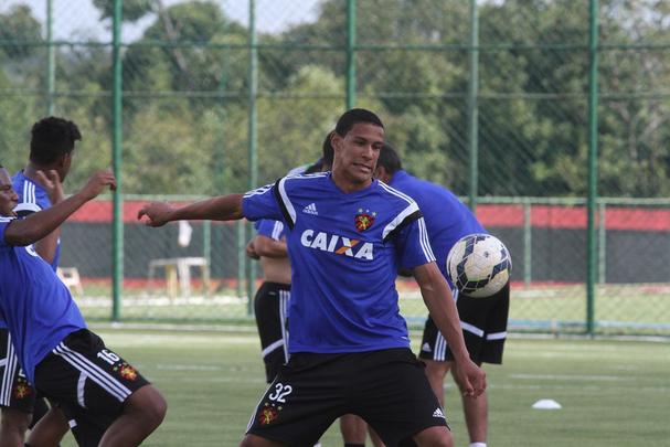 Eduardo Baptista comanda treino no CT de Paratibe