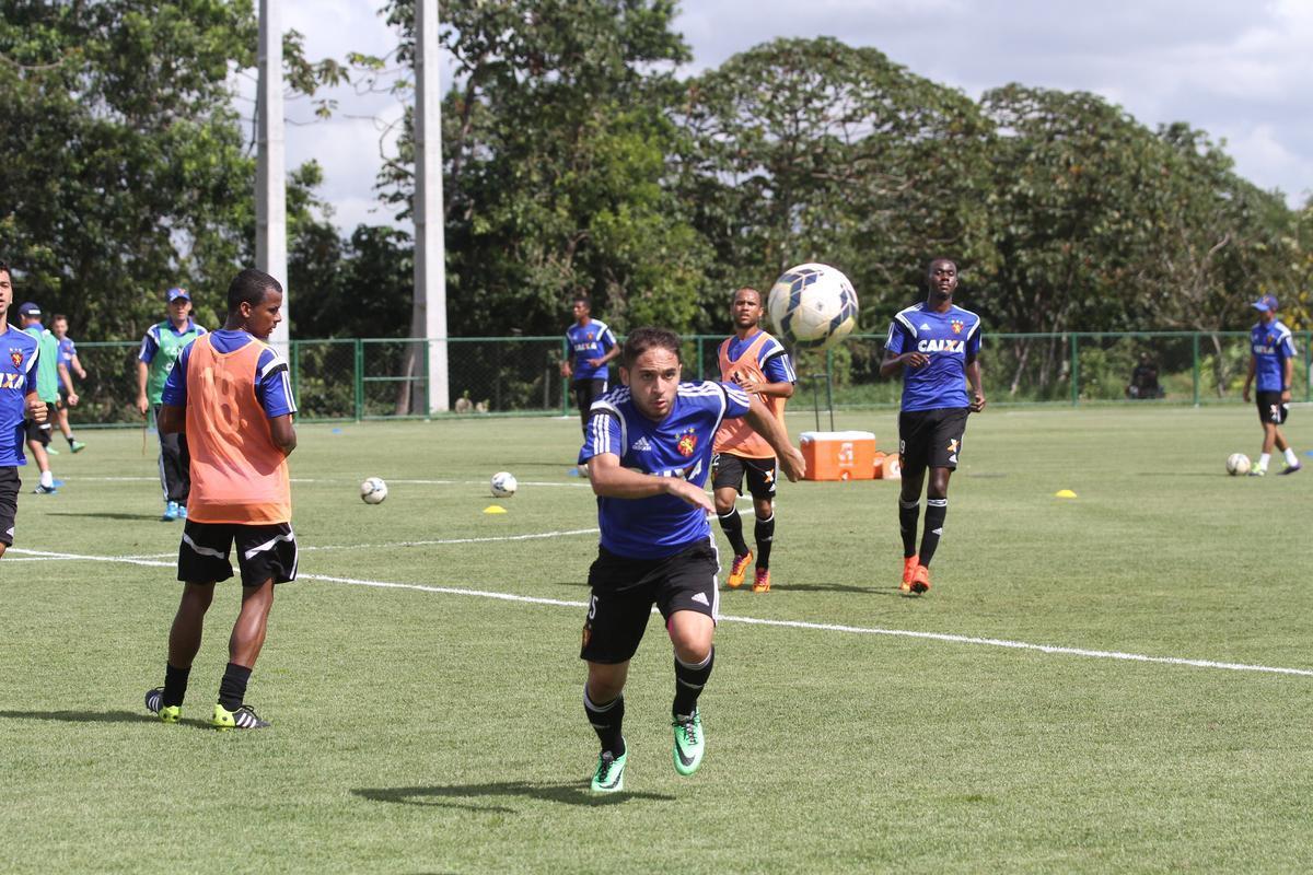 Eduardo Baptista comanda treino no CT de Paratibe