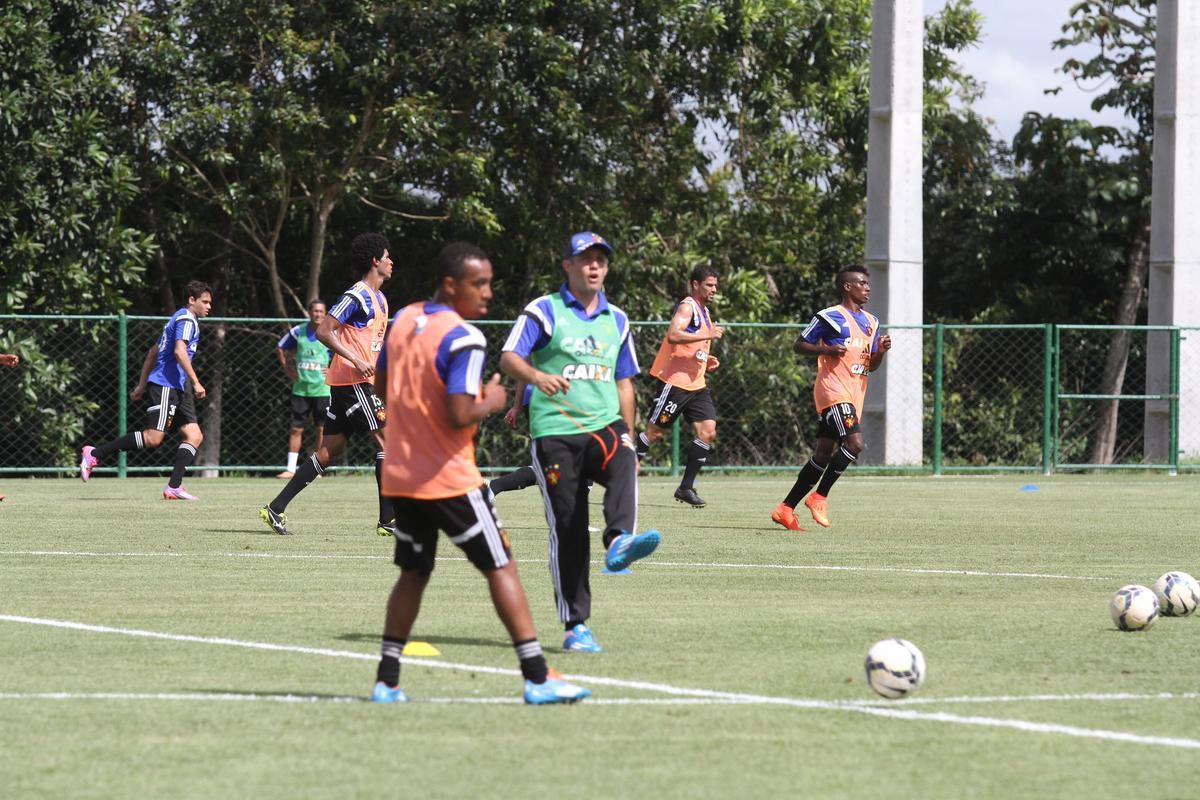 Eduardo Baptista comanda treino no CT de Paratibe