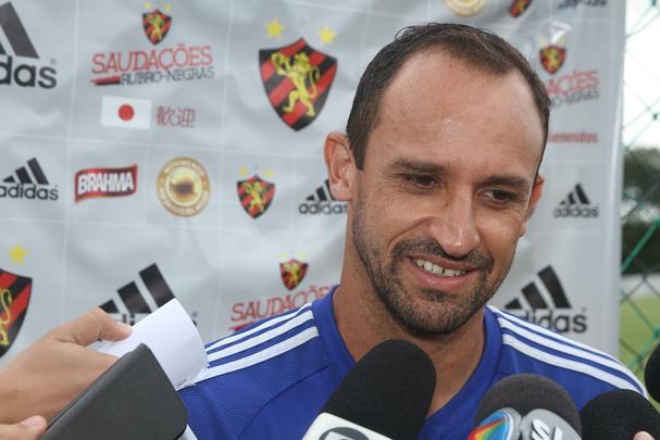 Eduardo Baptista comanda treino no CT de Paratibe