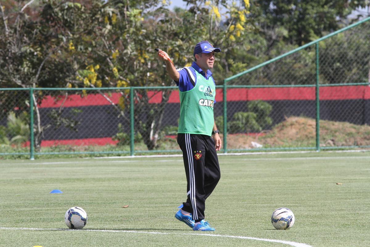 Eduardo Baptista comanda treino no CT de Paratibe