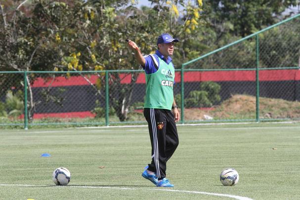 Eduardo Baptista comanda treino no CT de Paratibe