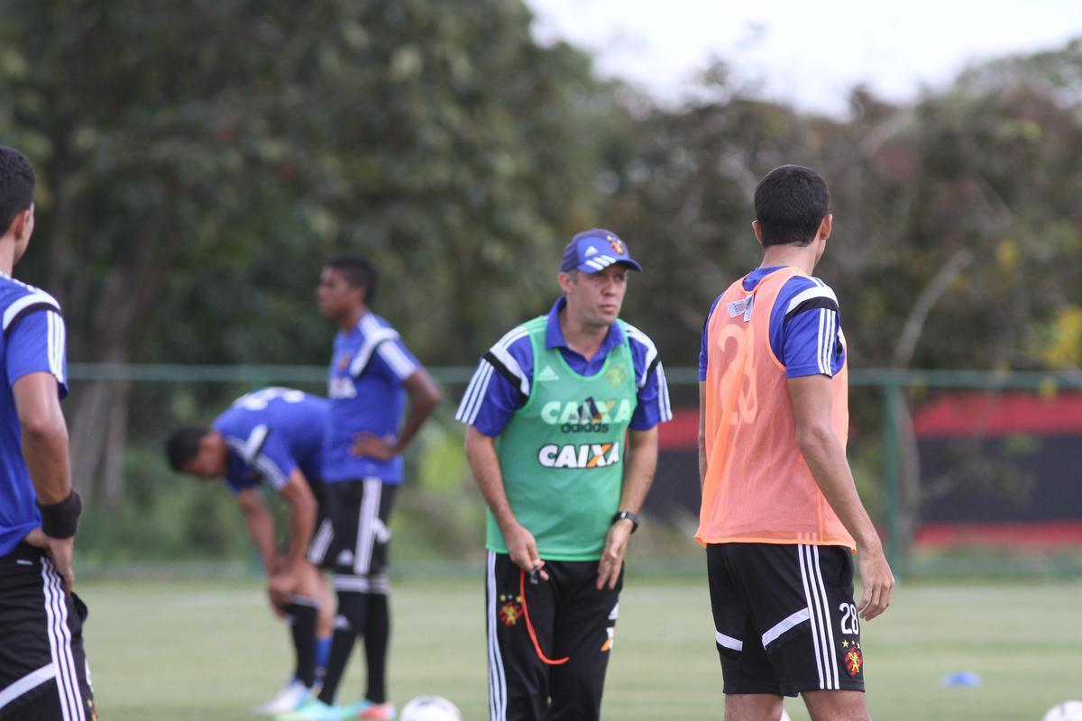Eduardo Baptista comanda treino no CT de Paratibe