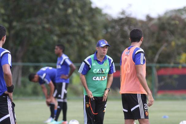 Eduardo Baptista comanda treino no CT de Paratibe