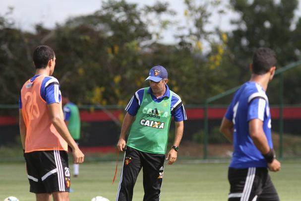 Eduardo Baptista comanda treino no CT de Paratibe