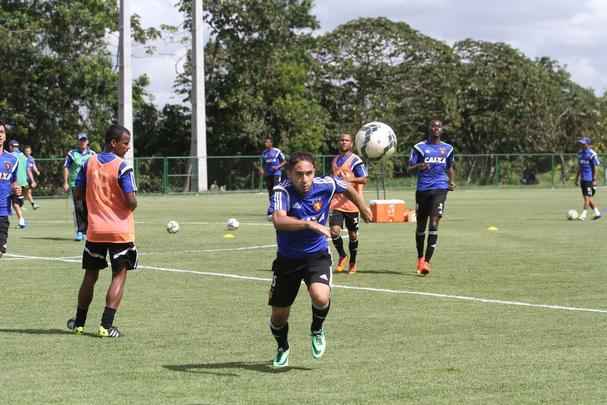Eduardo Baptista comanda treino no CT de Paratibe