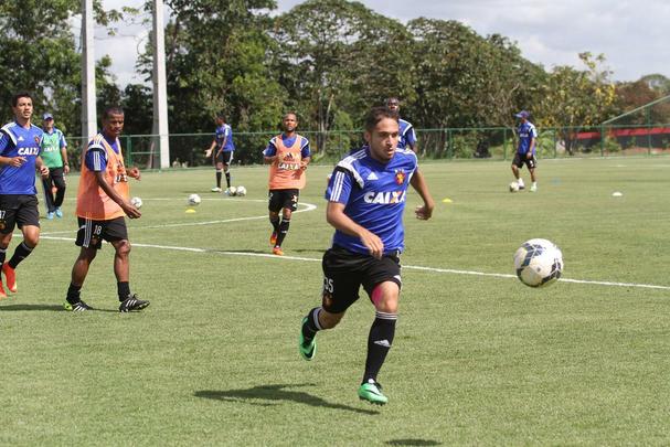 Eduardo Baptista comanda treino no CT de Paratibe