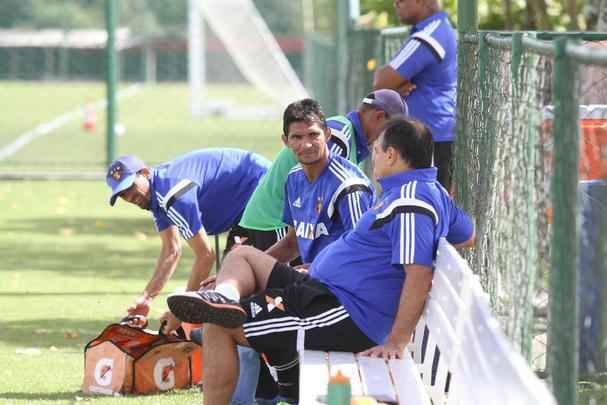 Eduardo Baptista comanda treino no CT de Paratibe