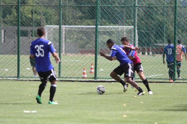 Eduardo Baptista comanda treino no CT de Paratibe