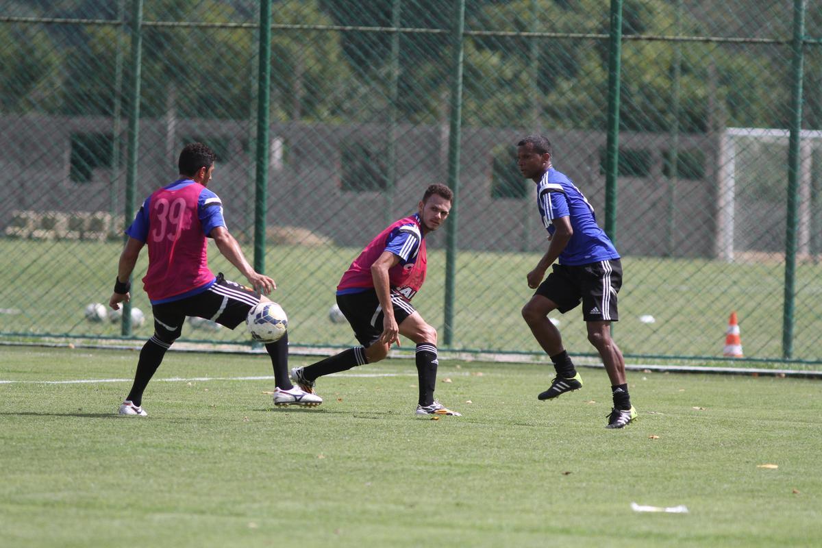 Eduardo Baptista comanda treino no CT de Paratibe