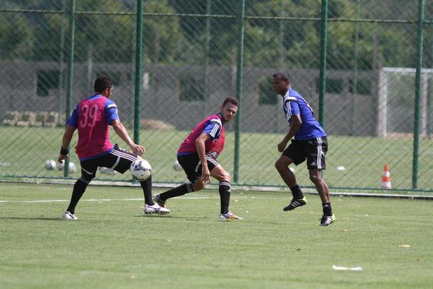 Eduardo Baptista comanda treino no CT de Paratibe