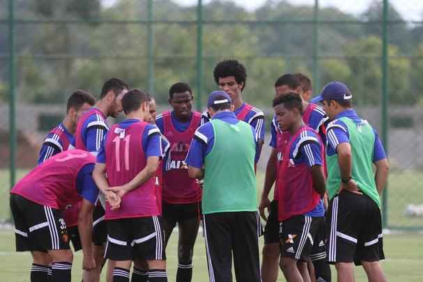 Eduardo Baptista comanda treino no CT de Paratibe