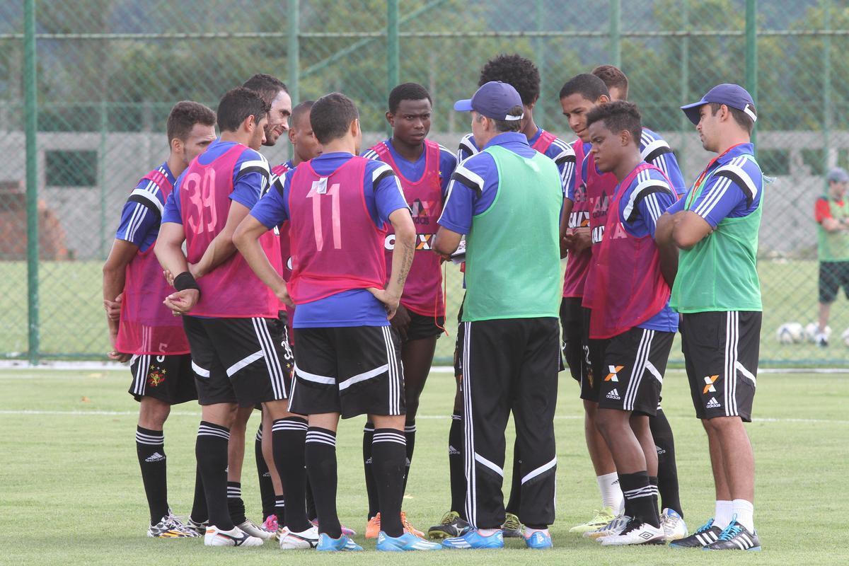 Eduardo Baptista comanda treino no CT de Paratibe