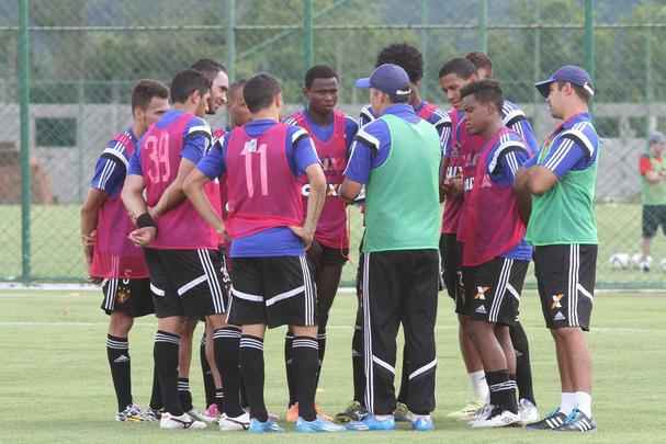 Eduardo Baptista comanda treino no CT de Paratibe