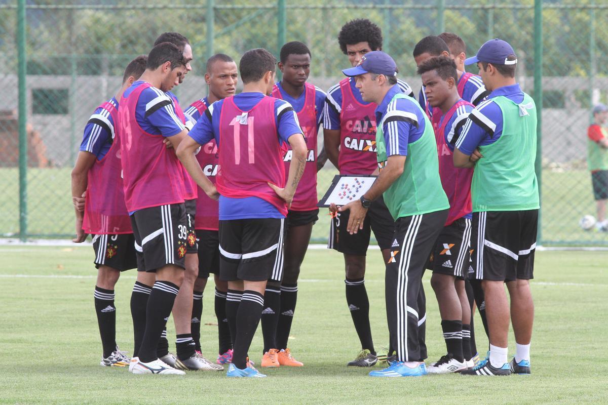 Eduardo Baptista comanda treino no CT de Paratibe