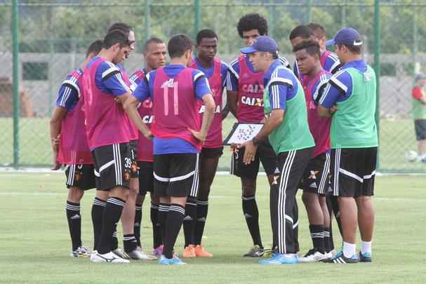 Eduardo Baptista comanda treino no CT de Paratibe