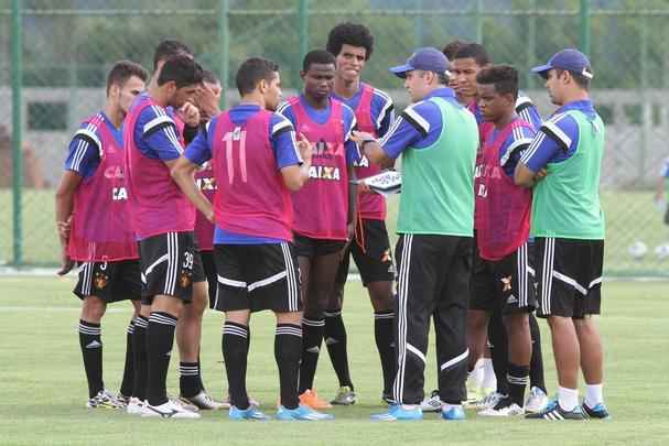 Eduardo Baptista comanda treino no CT de Paratibe