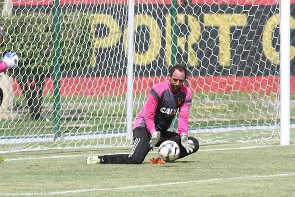 Eduardo Baptista comanda treino no CT de Paratibe