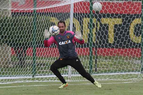 Eduardo Baptista comanda treino no CT de Paratibe