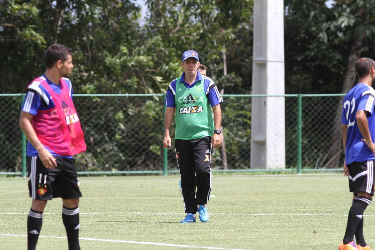 Eduardo Baptista comanda treino no CT de Paratibe