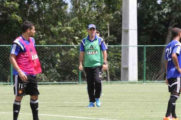 Eduardo Baptista comanda treino no CT de Paratibe