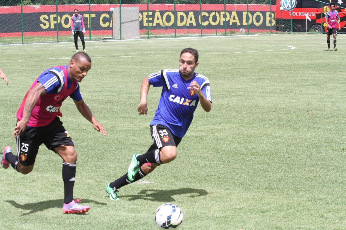Eduardo Baptista comanda treino no CT de Paratibe