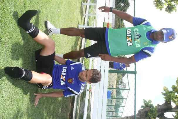 Eduardo Baptista comanda treino no CT de Paratibe