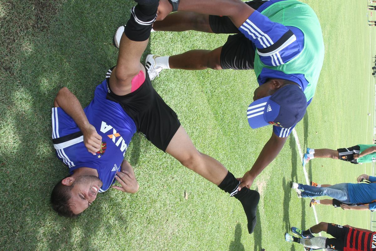 Eduardo Baptista comanda treino no CT de Paratibe