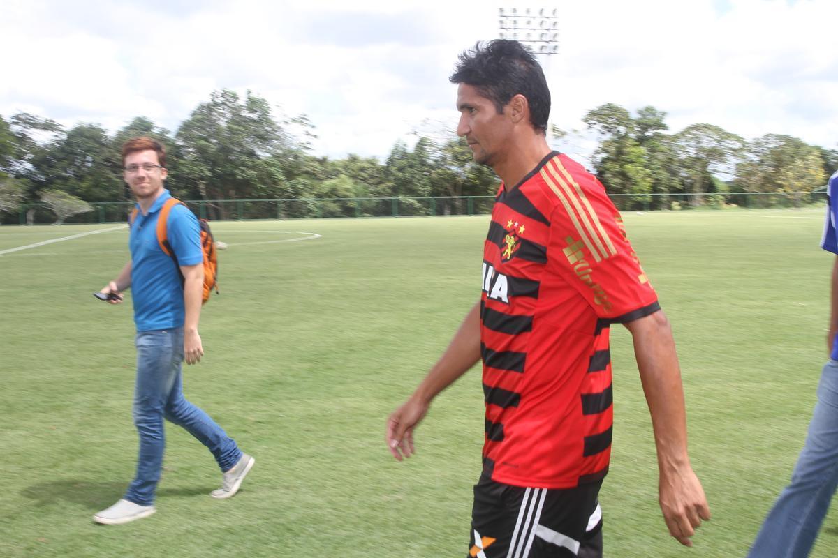 Eduardo Baptista comanda treino no CT de Paratibe