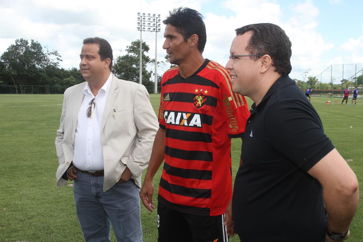 Eduardo Baptista comanda treino no CT de Paratibe