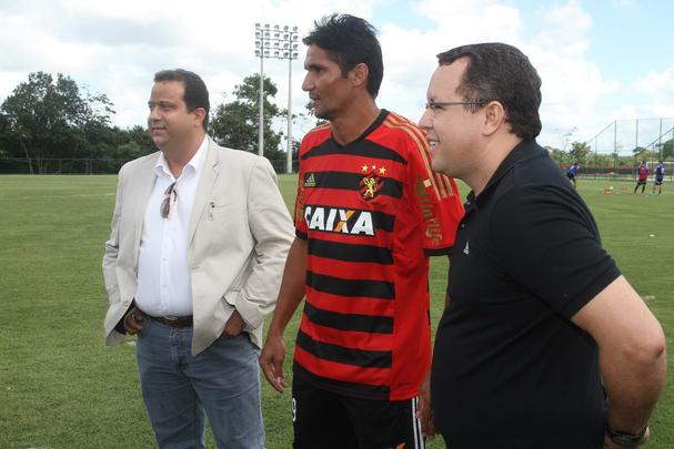 Eduardo Baptista comanda treino no CT de Paratibe