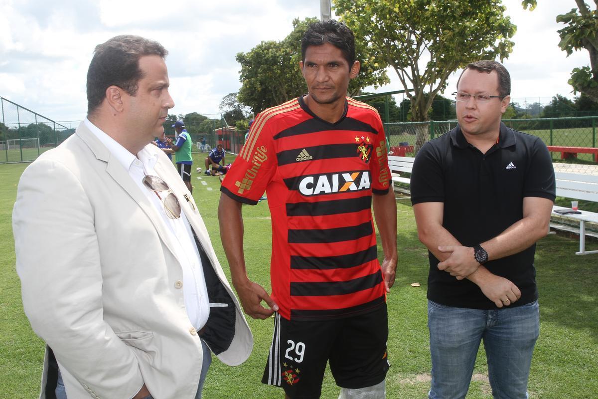 Eduardo Baptista comanda treino no CT de Paratibe