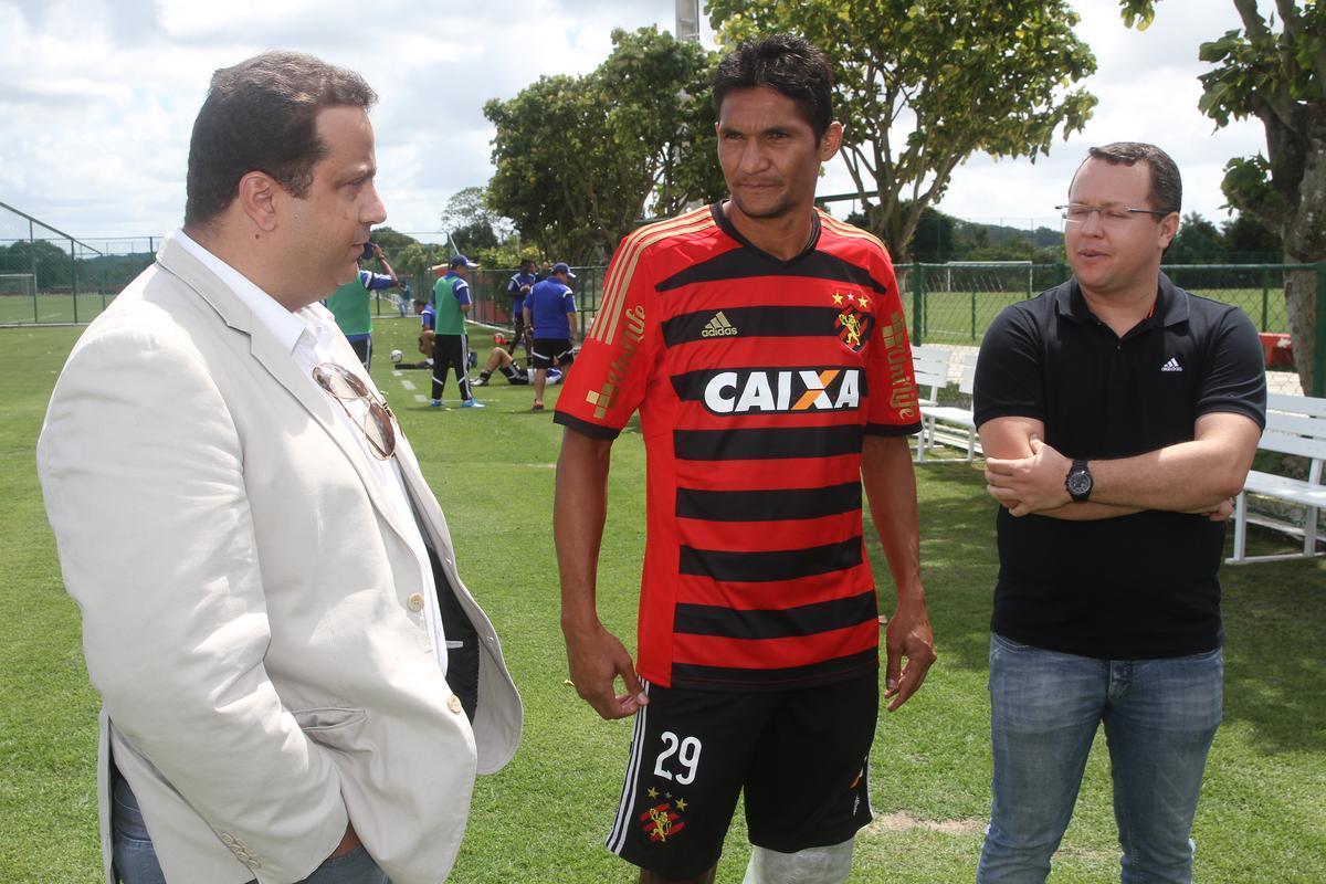 Eduardo Baptista comanda treino no CT de Paratibe