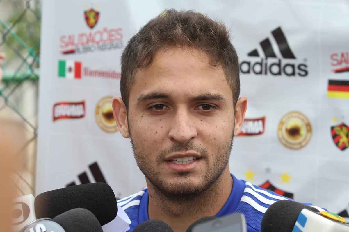 Eduardo Baptista comanda treino no CT de Paratibe