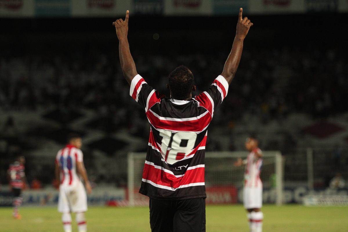 Com gols de Wescley (2) e Keno, Tricolor do Arruda venceu o Timbu em partida vlida pela 15 rodada da Srie B