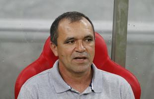 Na sequ�ncia, Levi Gomes foi efetivado no comando do clube. Ficou em apenas cinco jogos, chegando a tr�s derrotas e dois empates