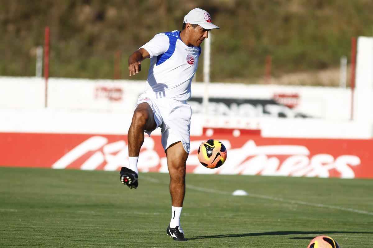 Depois de Mancini, Silas dirigiu o Timbu em nove partidas, conseguindo apenas duas vit�rias, quatro empates e tr�s derrotas. Um fraco aproveitamento de 37%. Foi demitido no dia 2 de junho de 2013