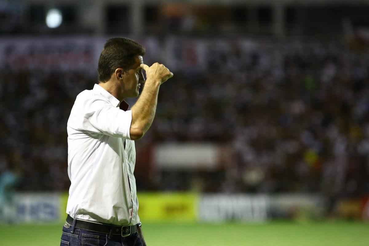 Quase tr�s meses depois da sa�da do t�cnico Alexandre Gallo, outro treinador caiu. Vagner Mancini esteve � frente do Timbu em 14 jogos, tendo nove vit�rias e cinco derrotas